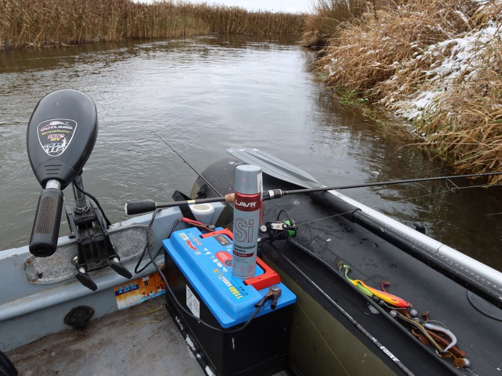 Аксессуары для зимнего спиннинга на реке