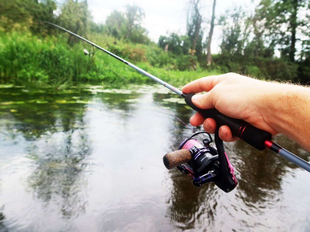 Спиннинговая снасть на фоне реки