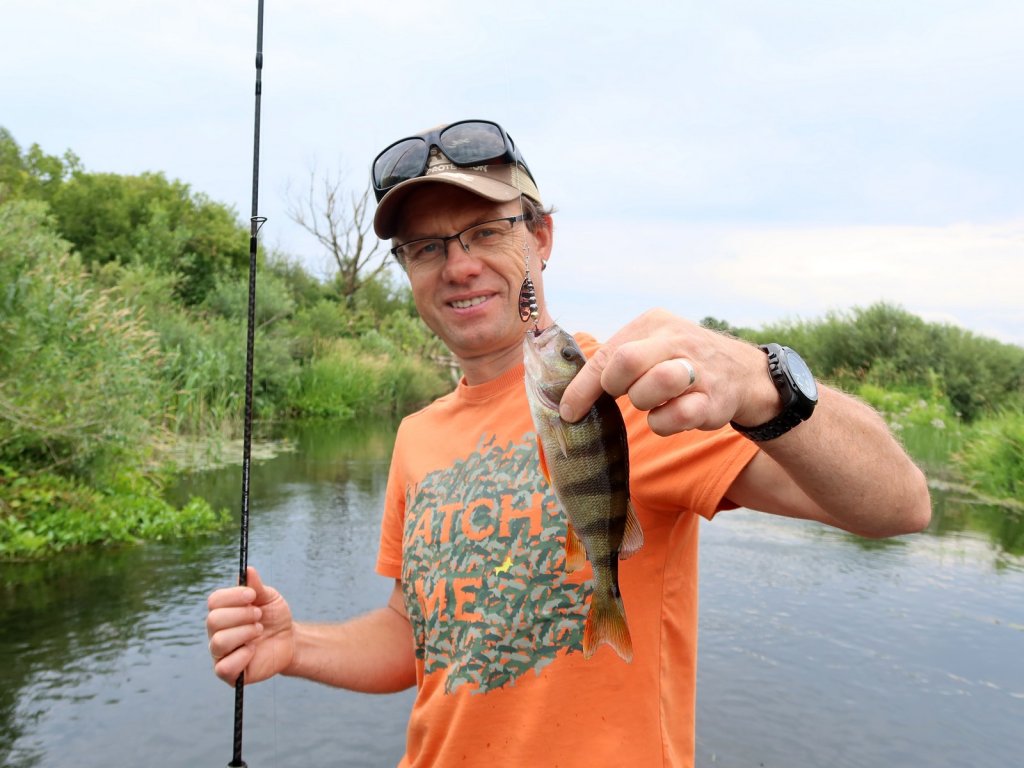 Валерий Сикиржицкий поймал окуня на вертушку на реке