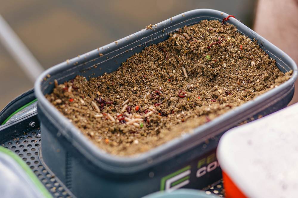 Прикормка готовая Прикормка с мотылем и опарышем