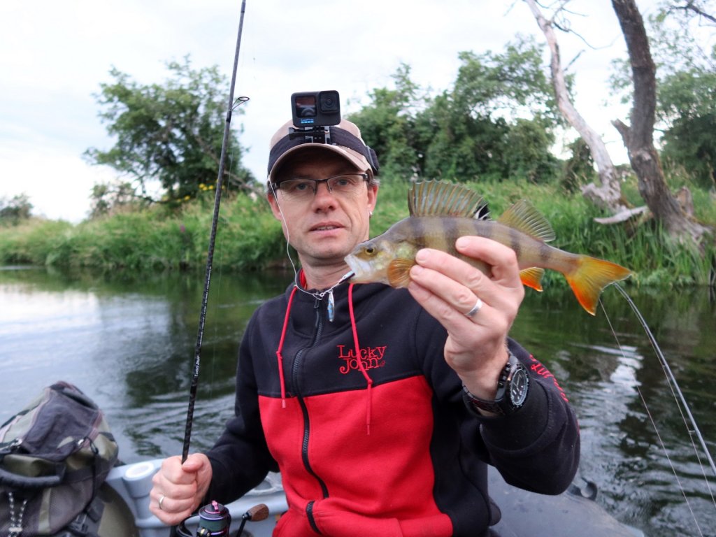 Окунь клюнул вечером у Валерия Сикиржицкого на светлую вертушку