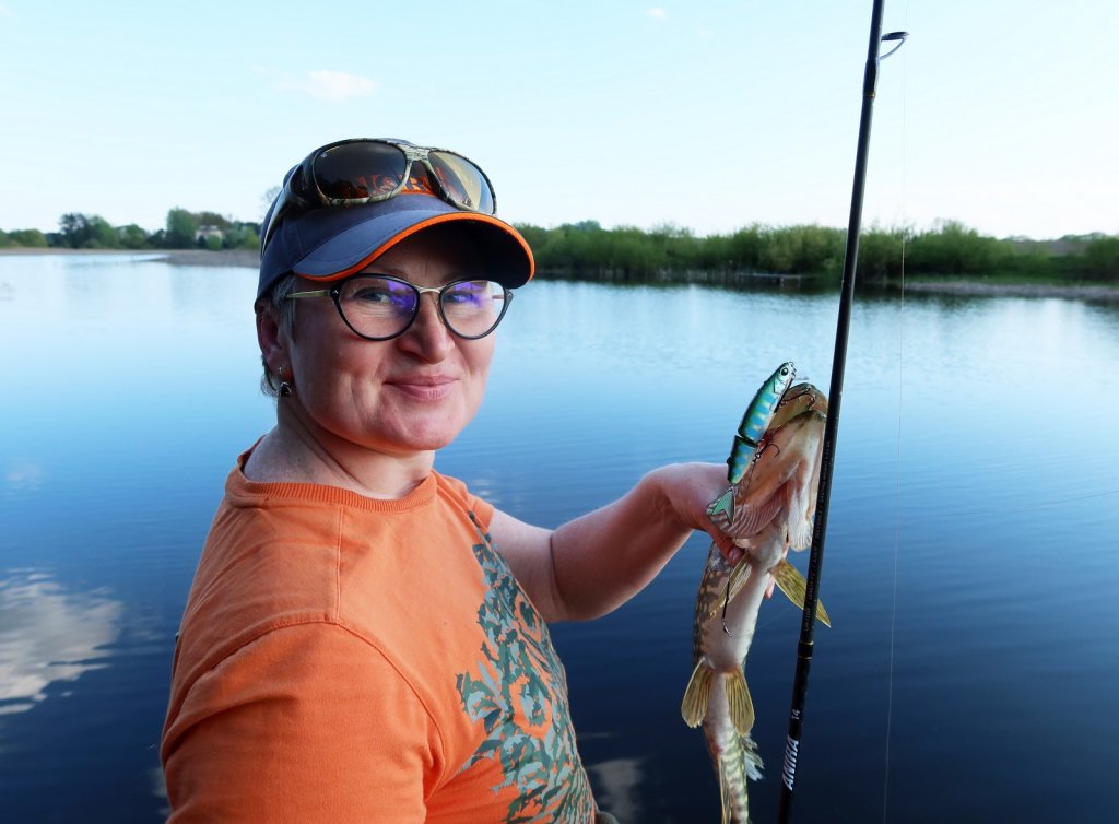 Рыбачка поймала щуку на составной воблер