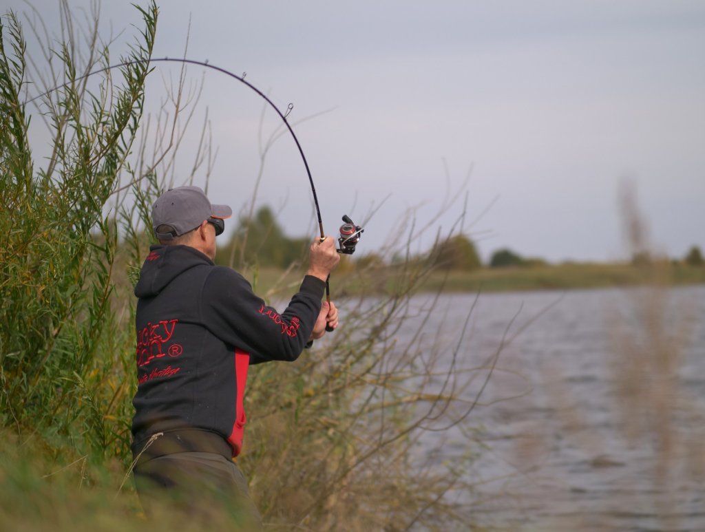 Спиннингист делает заброс