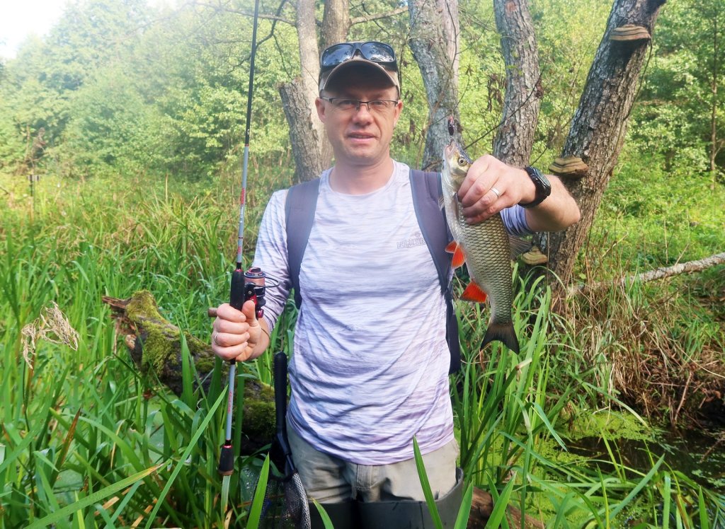 Валерий Сикиржицкий с голавлём и спиннинговой снастью