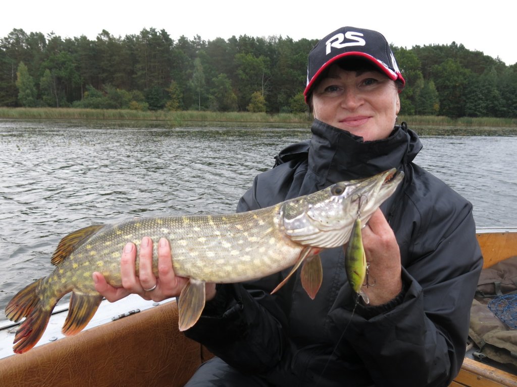 Рыбачка со щукой и воблером