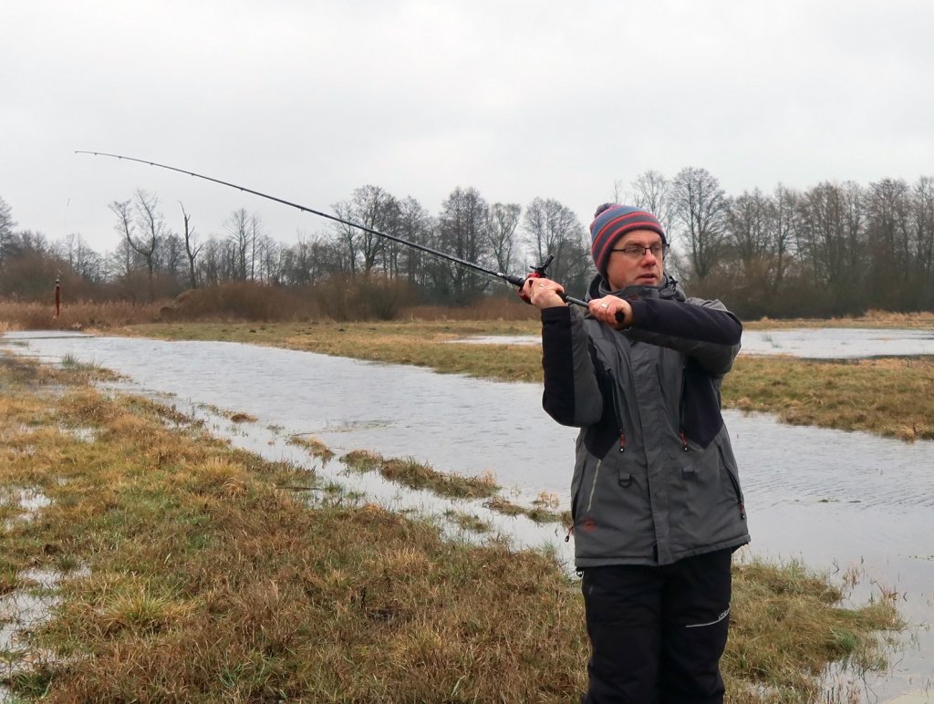 Спиннинговый заброс из-за плеча