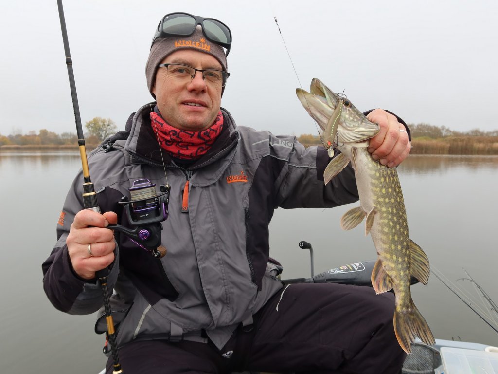 Валерий Сикиржицкий в лодке с осенней щукой
