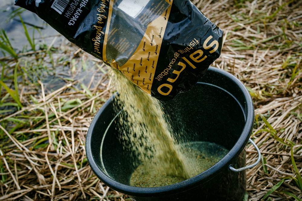 Прикормка Salmo на карася Сколько прикормки нужно для стартового закорма