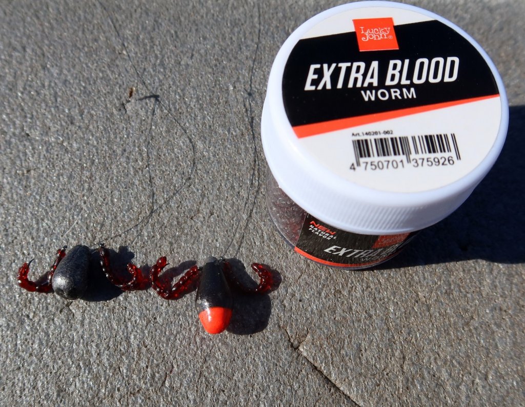 Балда и искусственный мотыль Lucky John