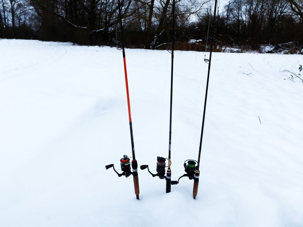 Три спиннинга в снегу
