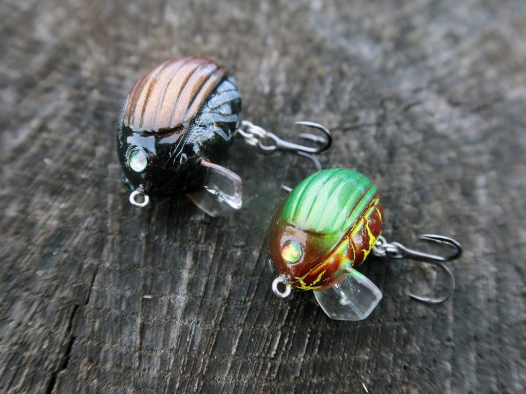 Два цвета и размера воблера Salmo Lil' Bug