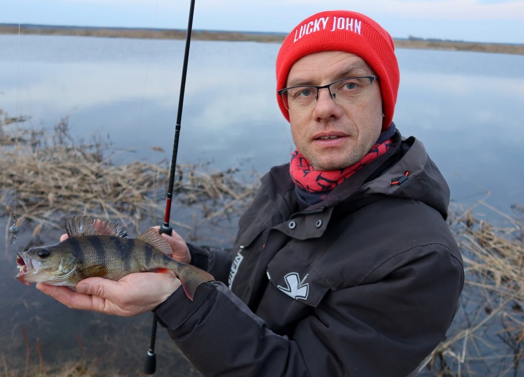 Валерий Сикиржицкий с окунем, пойманным на спиннинг Lucky John Anira Microjig 5