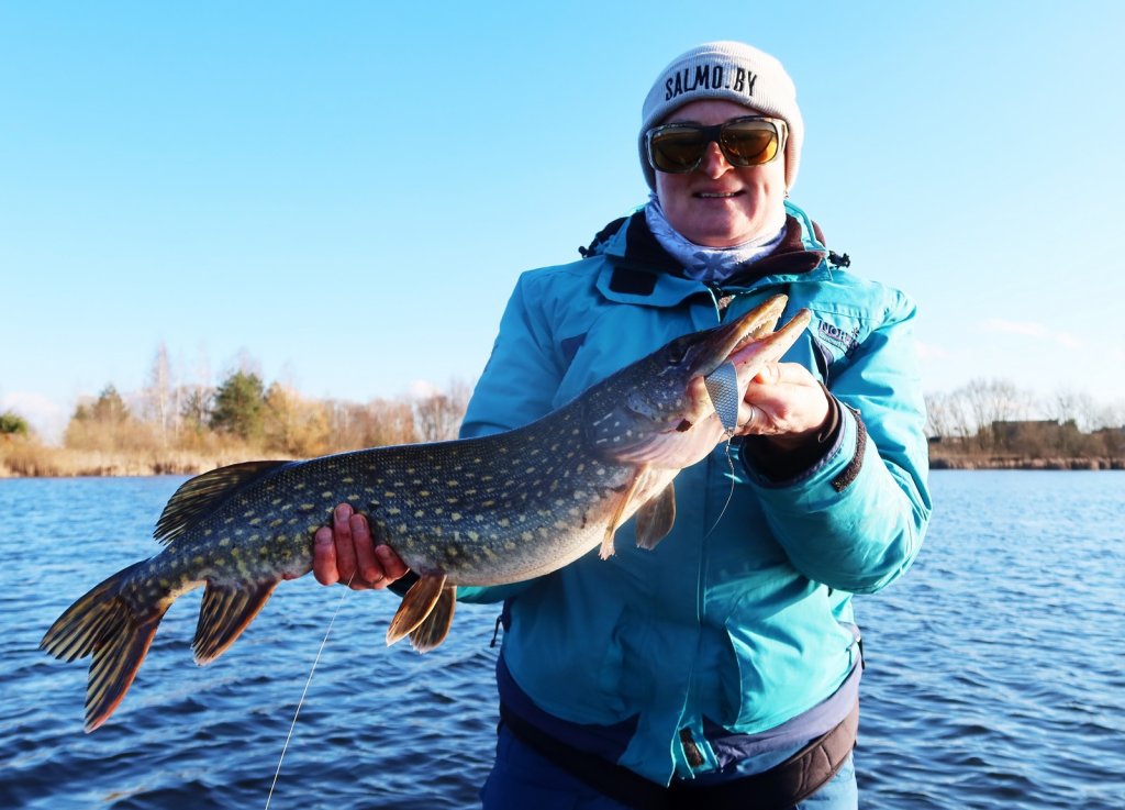 Рыбачка поймала хорошую щуку на колебалку