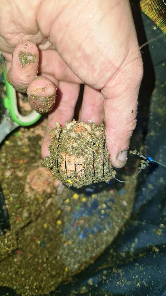 Кормушка на ночной фидерной рыбалке