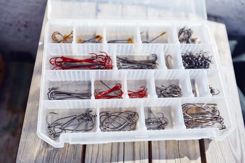 Рыболовная коробка с крючками