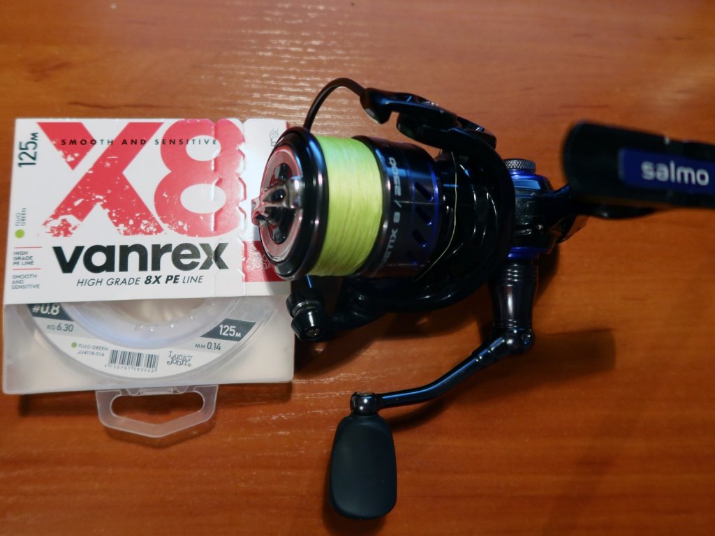 Спиннинговая катушка Salmo Elite Spinetix 8 с намотанным на неё шнуром