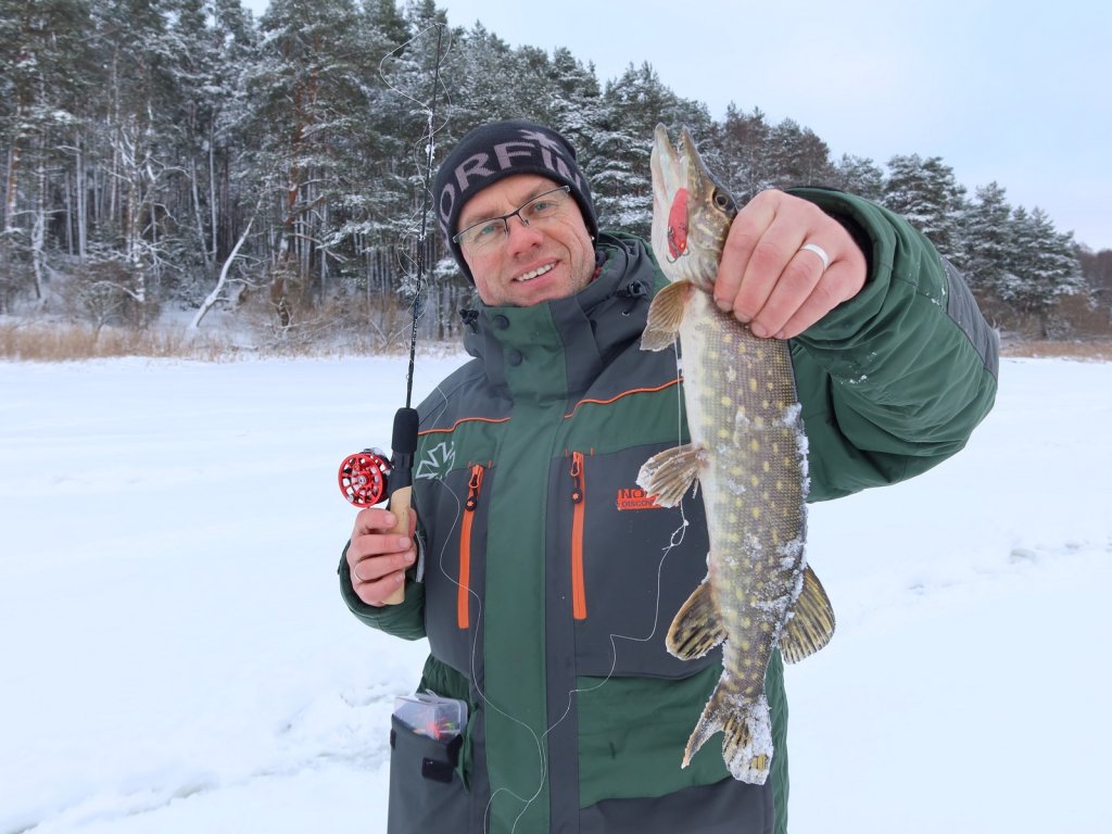 Валерий Сикиржицкий ловит щуку на балансир