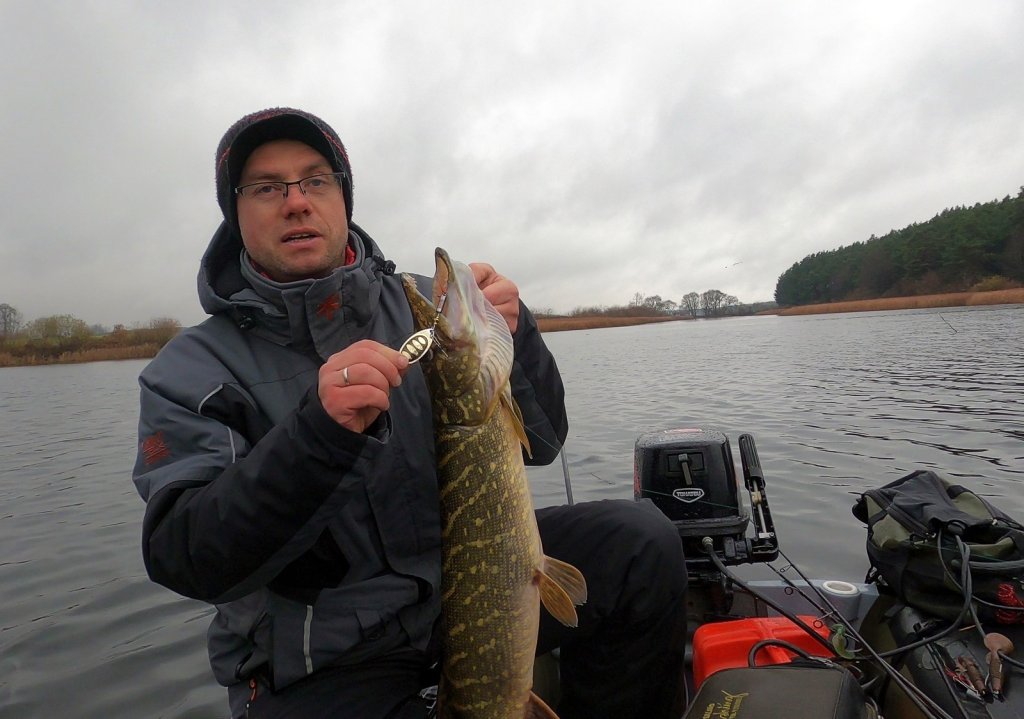 Валерий Сикиржицкий показывает вертушку, на которую поймал щуку Валерий Сикиржицкий показывает вертушку, на которую поймал щуку