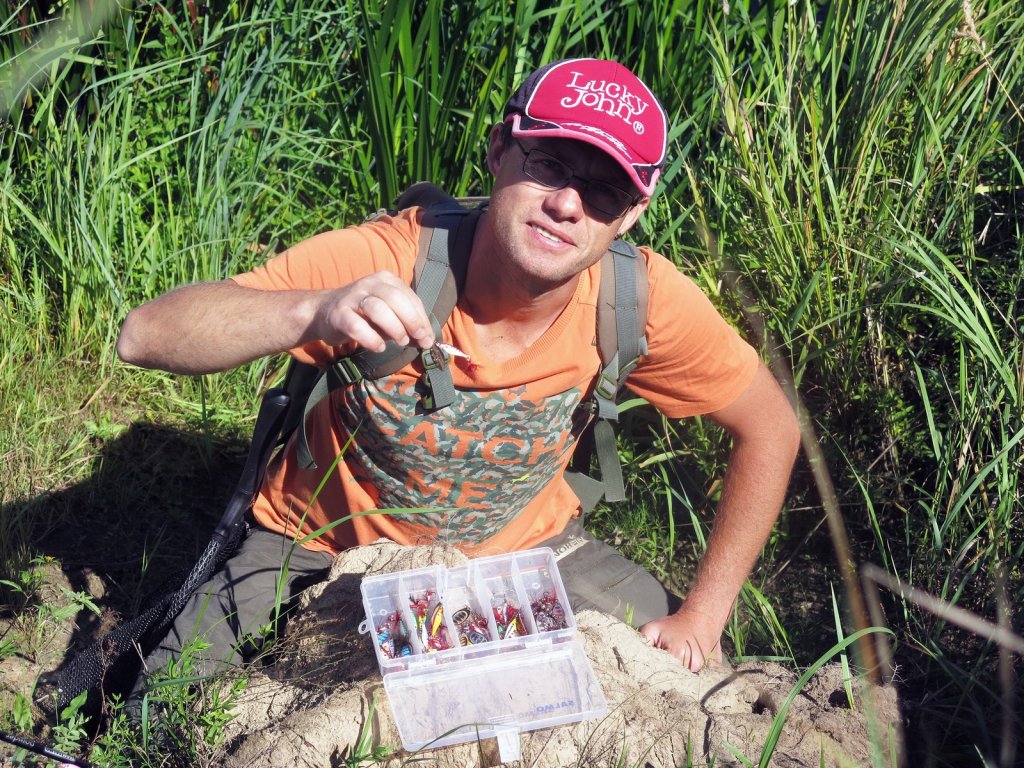 Рыболов показывает свои вращающиеся блёсны