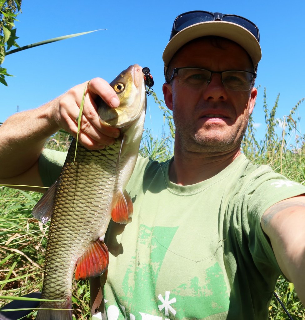 Валерий Сикиржицкий поймал голавля на чёрный воблер
