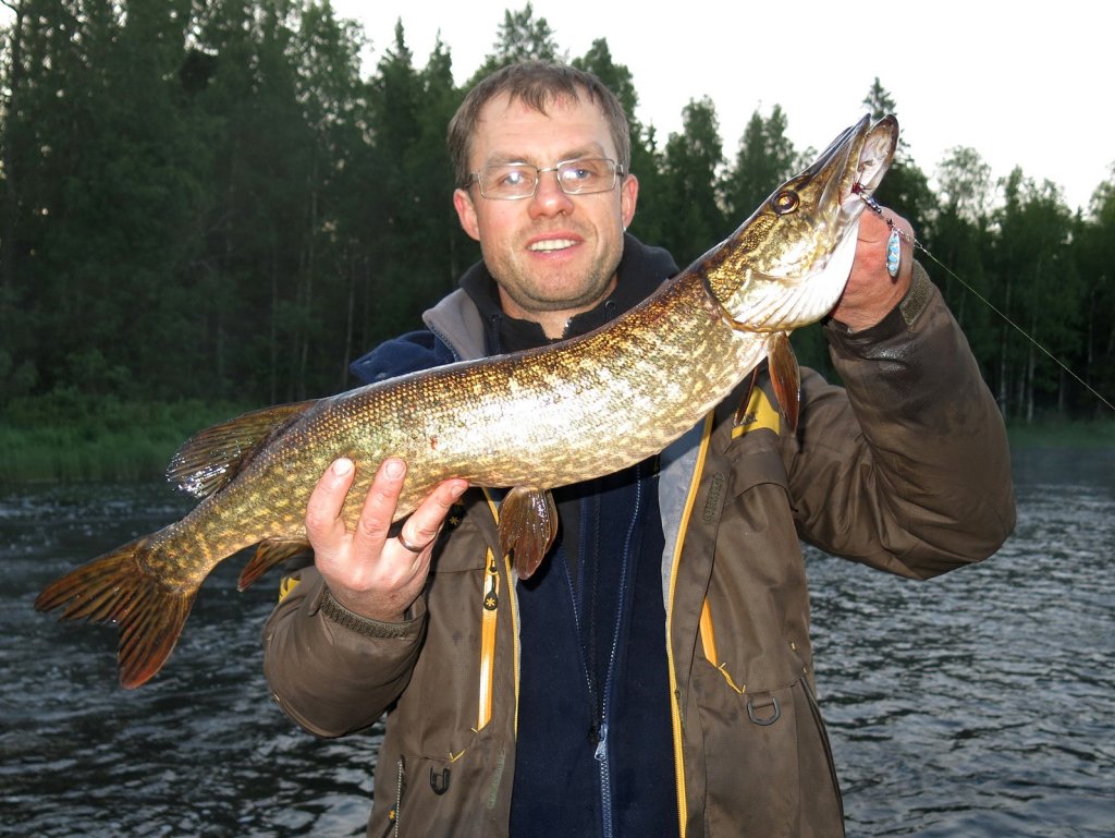 Валерий Сикиржицкий с хорошей речной щукой Валерий Сикиржицкий с хорошей речной щукой