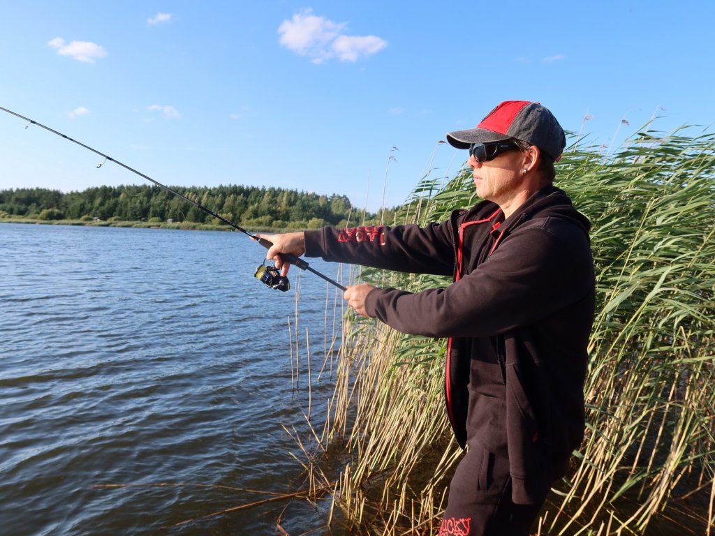 Спиннингист сделал заброс
