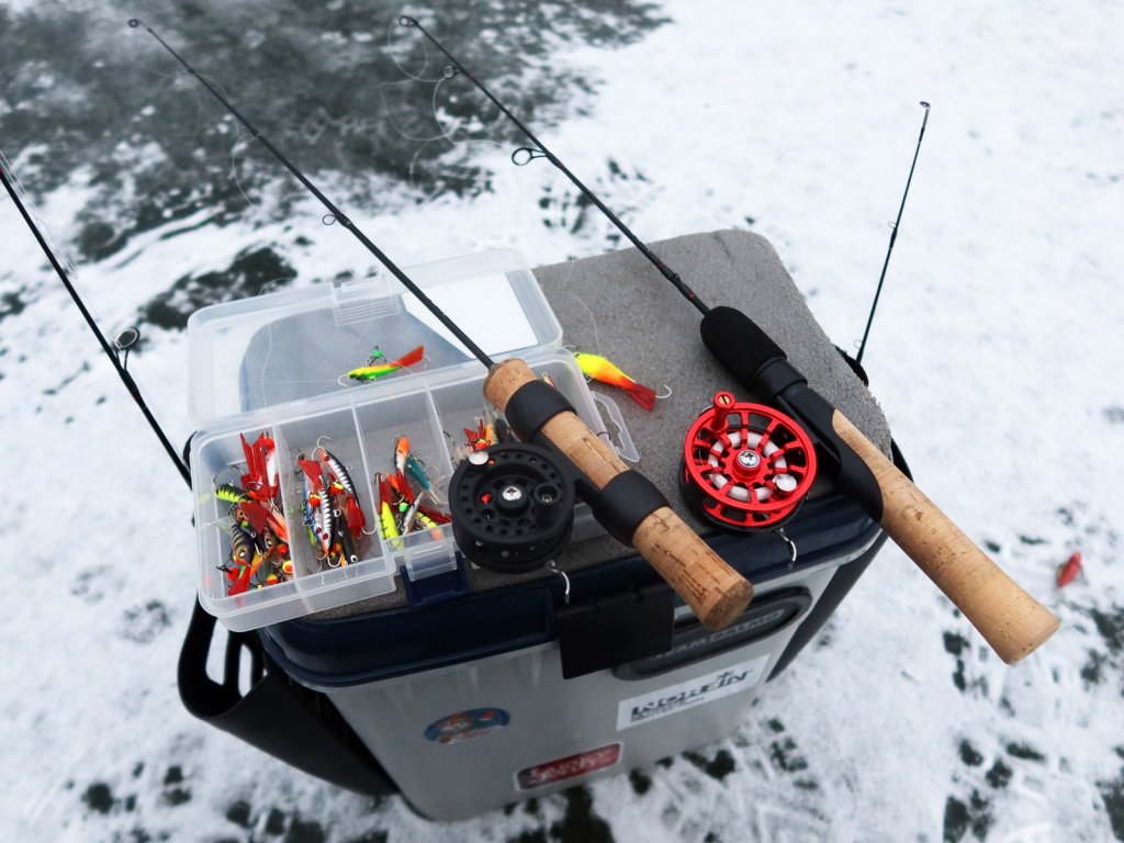 Зимние удочки на ящике с балансирами