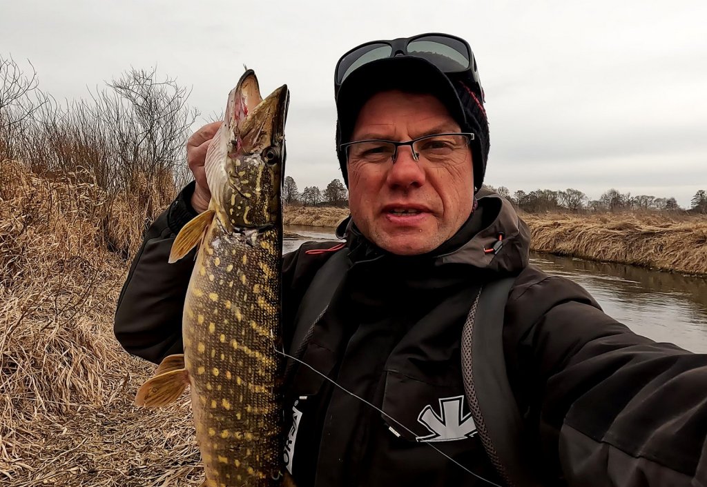 Валерий Сикиржицкий со щукой на реке