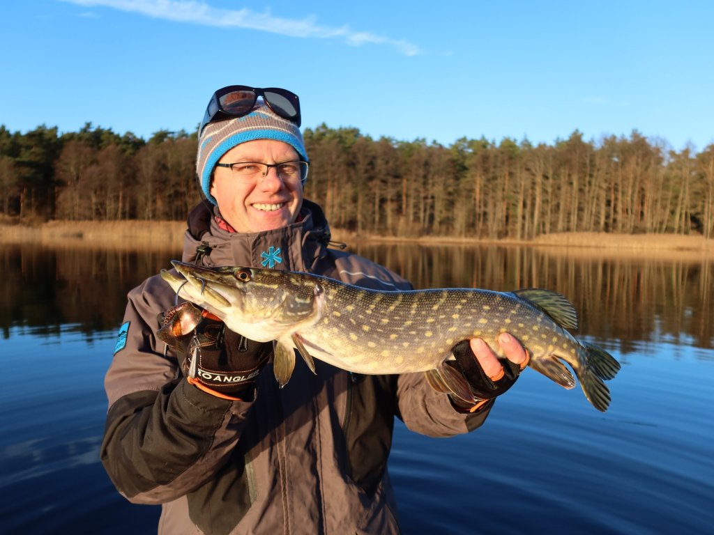 Валерий Сикиржицкий позирует с осенней щукой