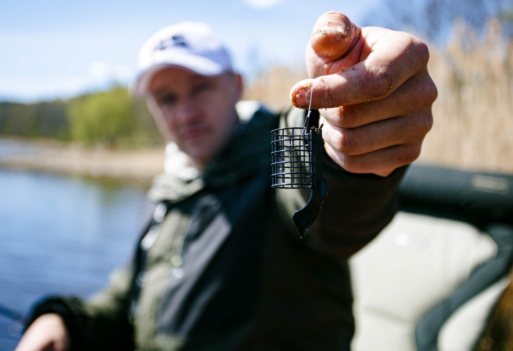 Рыболов показывает кормушку Feeder Concept Claw Рыболов показывает кормушку Feeder Concept Claw