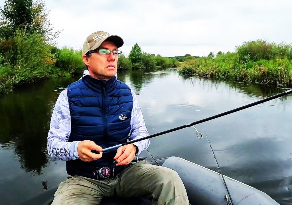 Спиннингист ловит с лодки