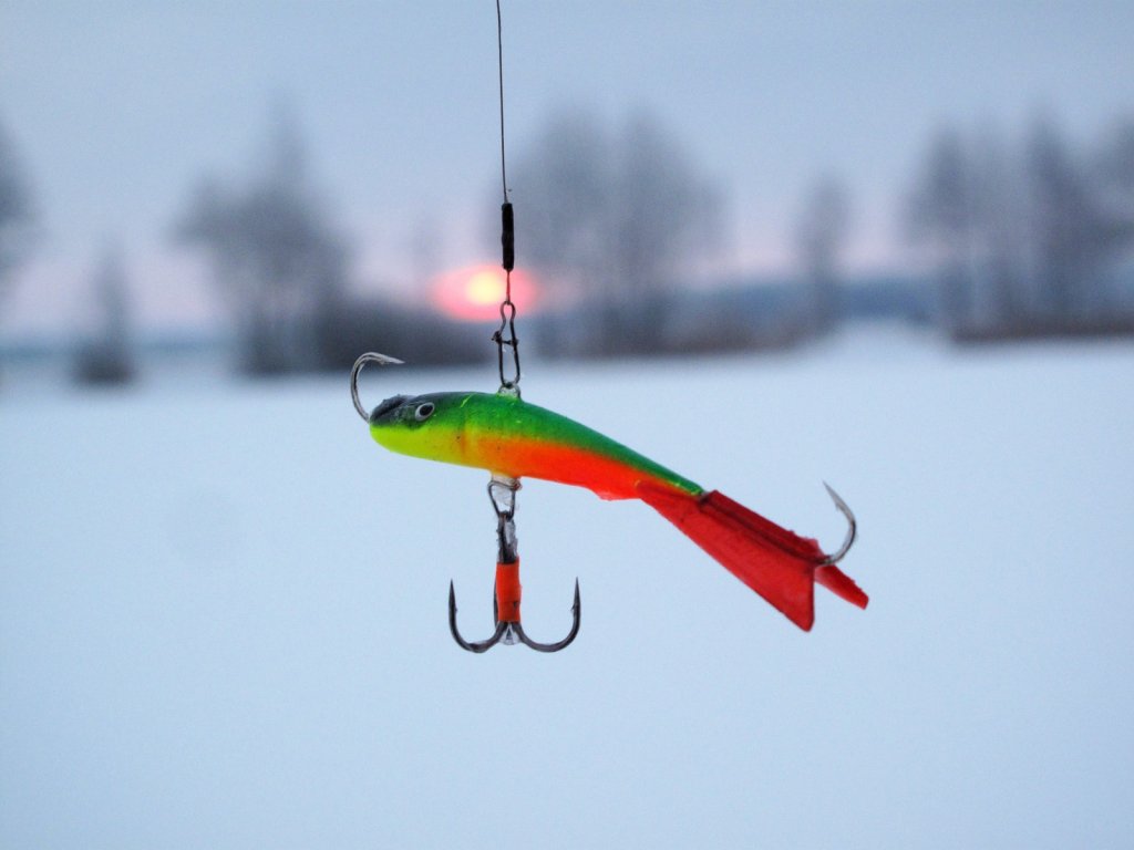 Яркий балансир на закате