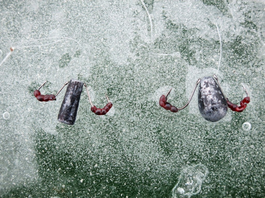 Две разные формы балды для ловли со льда