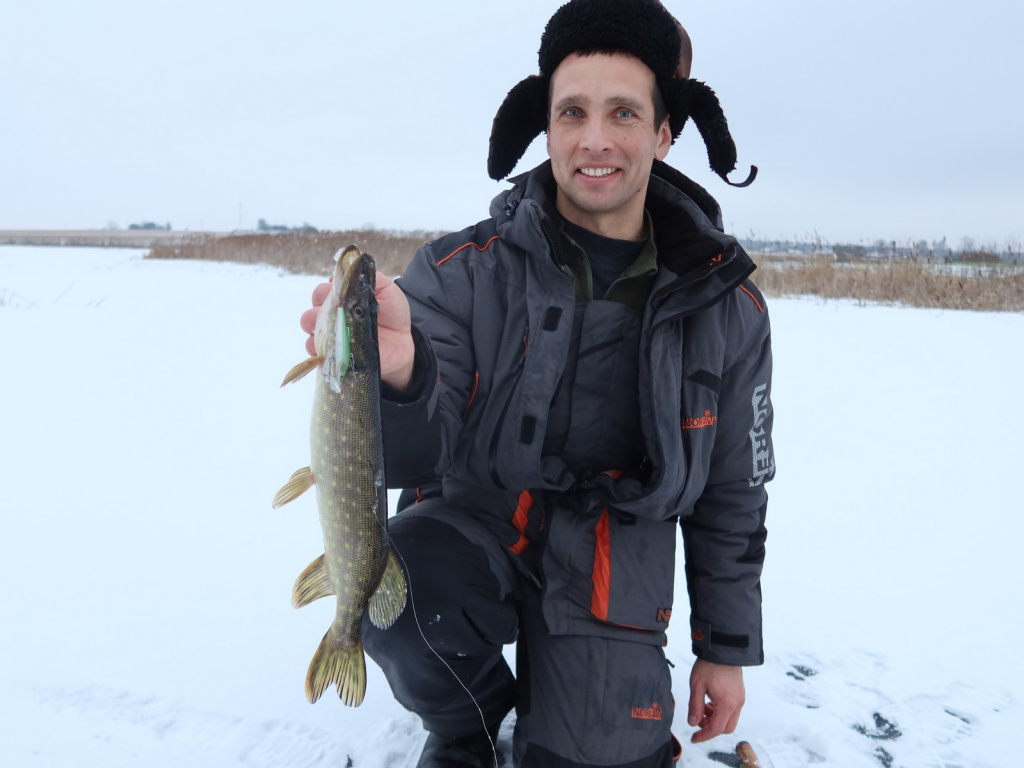 Рыбак со щукой пойманной на Lucky John VIB 68S