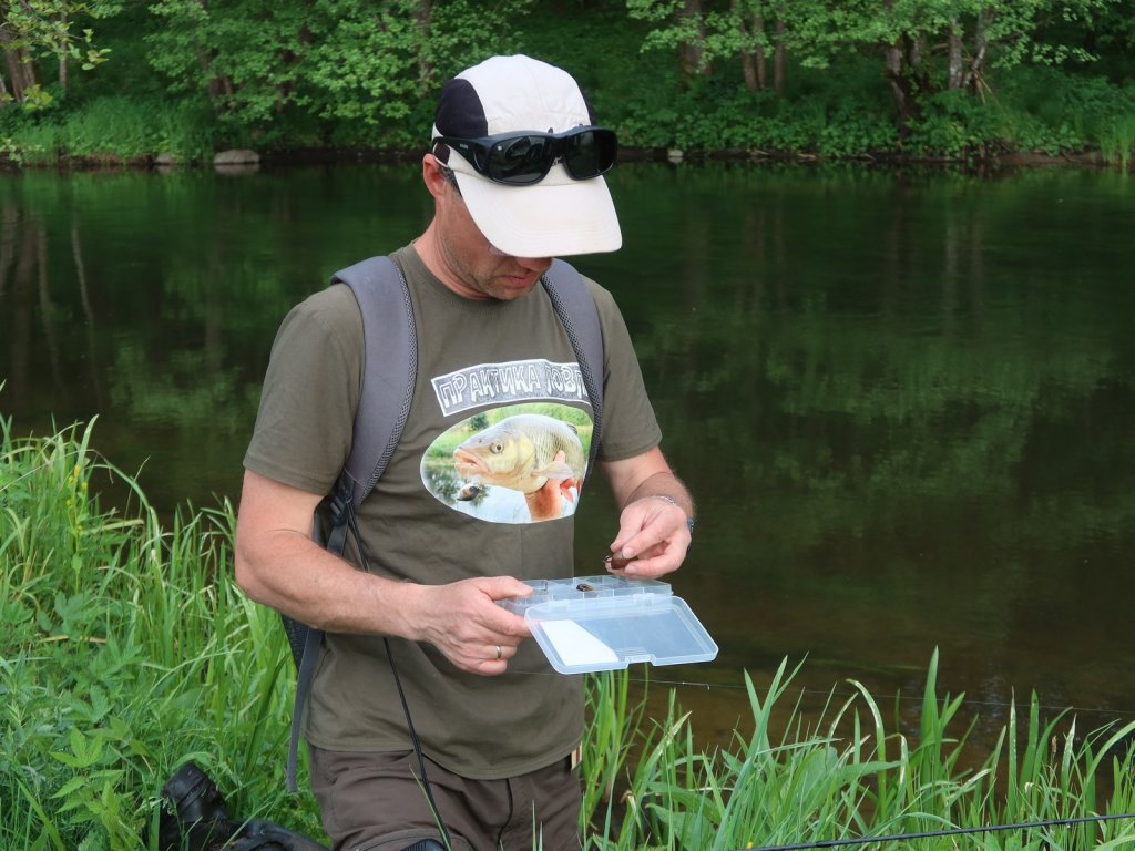 Спиннингист меняет приманку