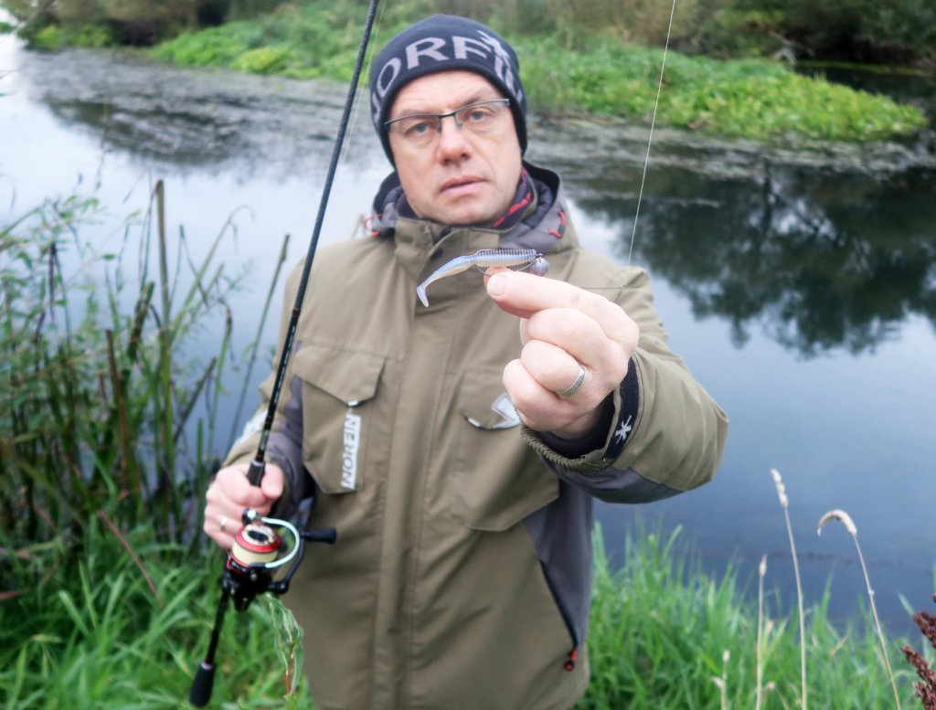 Валерий Сикиржицкий показывает свою уловистую приманку