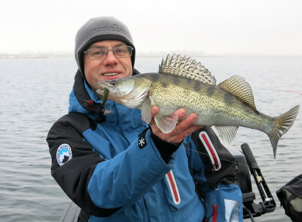 Валерий Сикиржицкий с судаком зимой в лодке