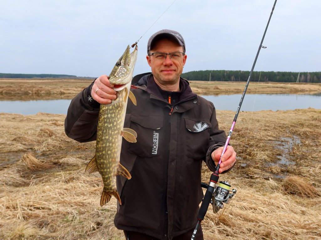 Валерий Сикиржицкий ловит щуку микроджигом на реке