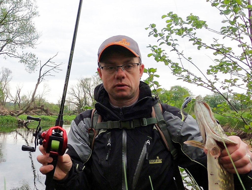 Валерий Сикиржицкий ловит щуку кастингом на резину Валерий Сикиржицкий ловит щуку кастингом на резину