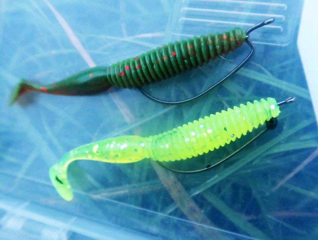 Виброхвосты Lucky John Megaworm на офсетном крючке