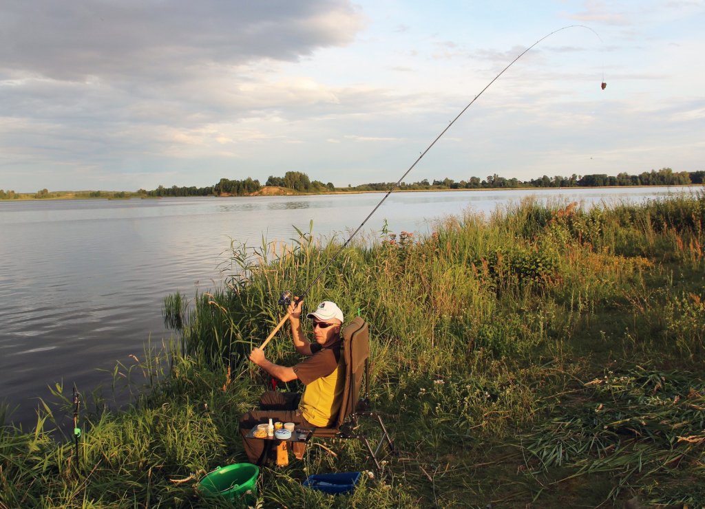 Заброс фидера на озере