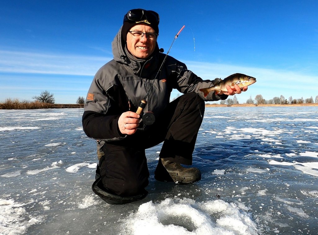 Валерий Сикиржицкий ловит окуня со льда Валерий Сикиржицкий ловит окуня со льда