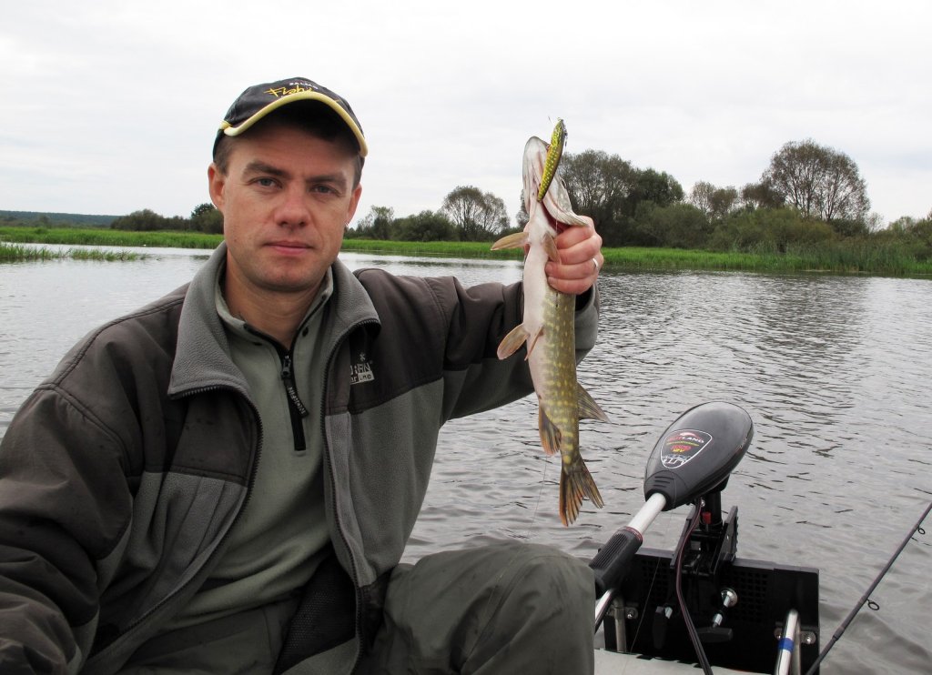 Рыболов со щукой в лодке Рыболов со щукой в лодке