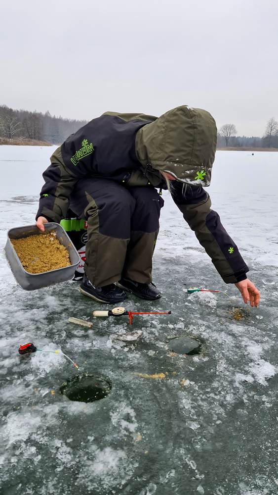 Закармливание лунок на зимней рыбалке Закармливание лунок на зимней рыбалке