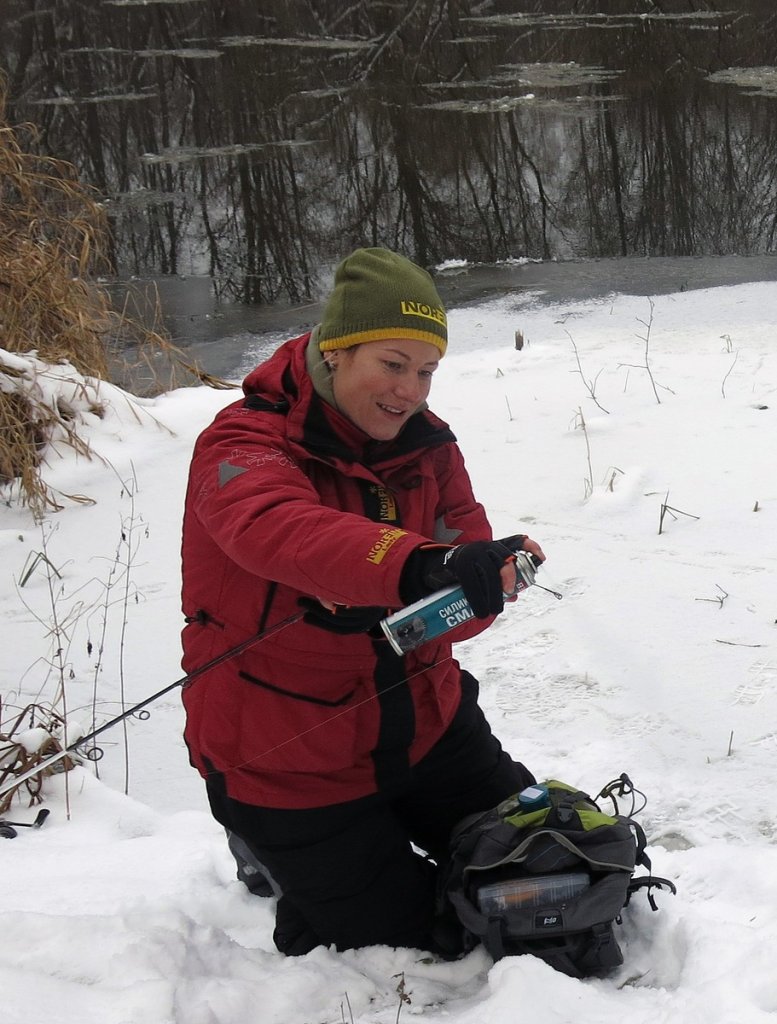 Рыбачка обрабатывает снасть силиконом