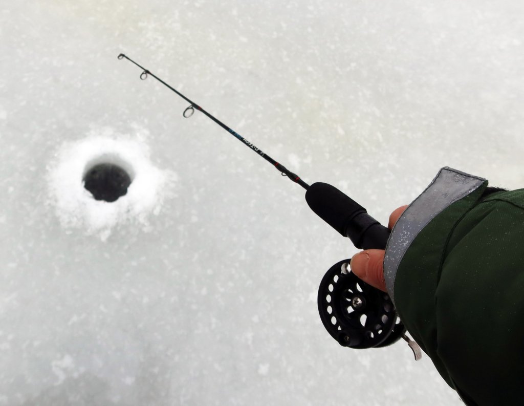 Зимняя удочка над лункой