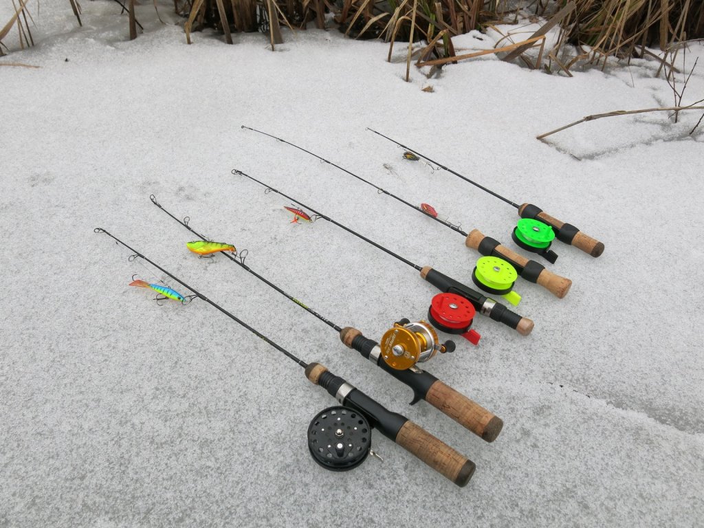 Разные зимние удочки на льду