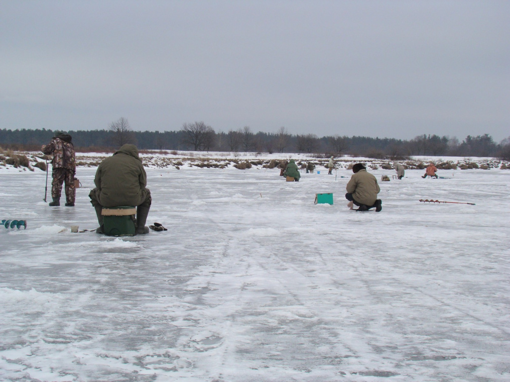 Рыбаки на зимней рыбалке