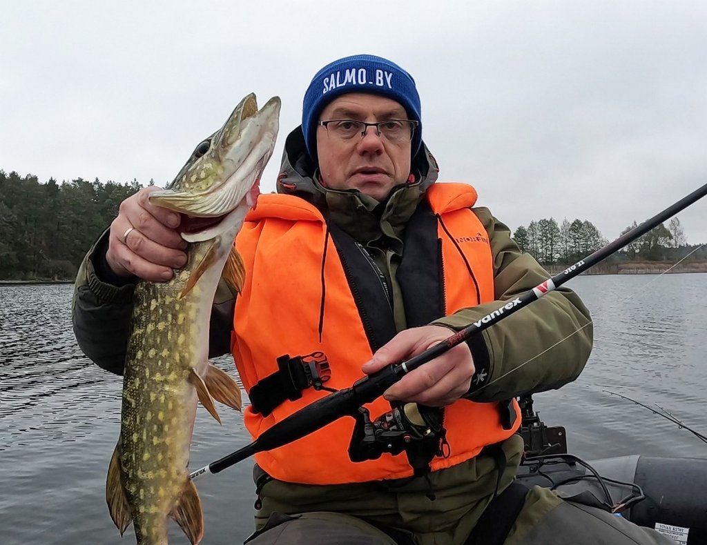 Валерий Сикиржицкий со щукой и спиннинговой снастью Валерий Сикиржицкий со щукой и спиннинговой снастью