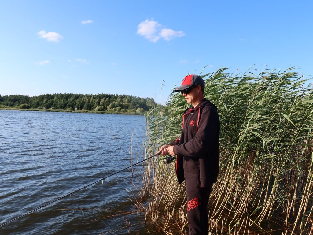 Рыболов ловит спиннингом